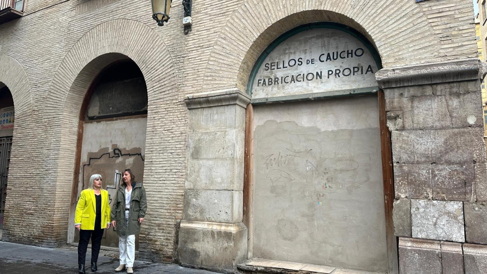 Lola Ranera y Eva Cerdán frente al palacio de Fuenclara.