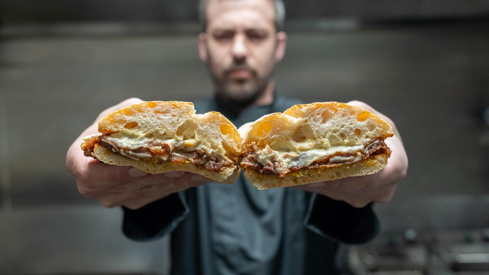 Álvaro sosteniendo el mejor bocadillo de España.