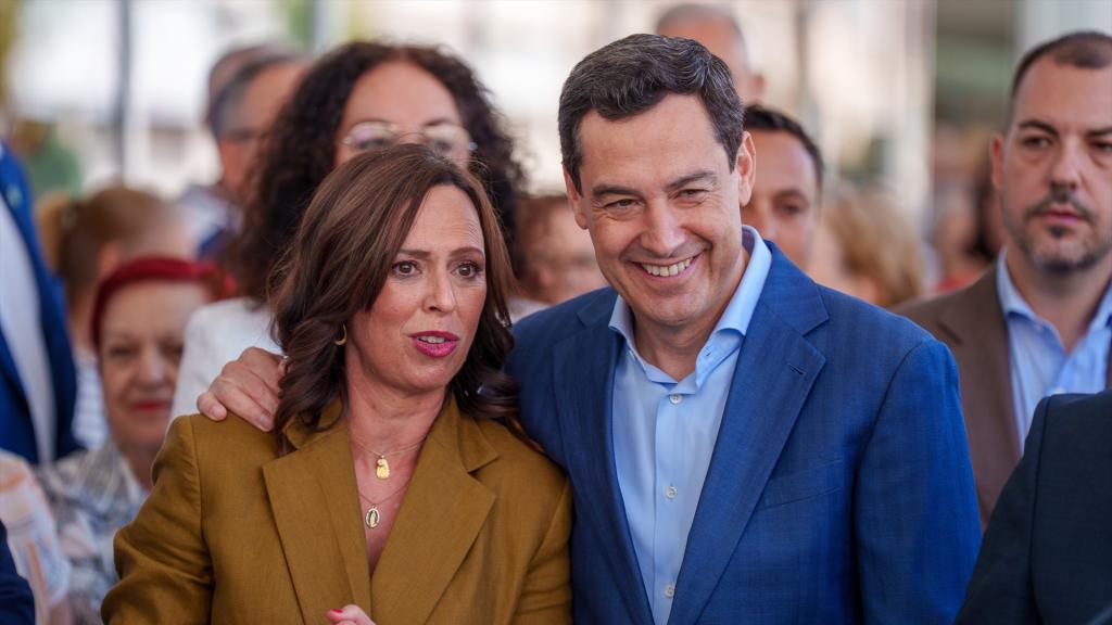 El presidente de la Junta de Andalucía y candidato del PP andaluz, Juanma Moreno, en un acto de campaña en Almuñécar con la consejera granadina Rocío Díaz.