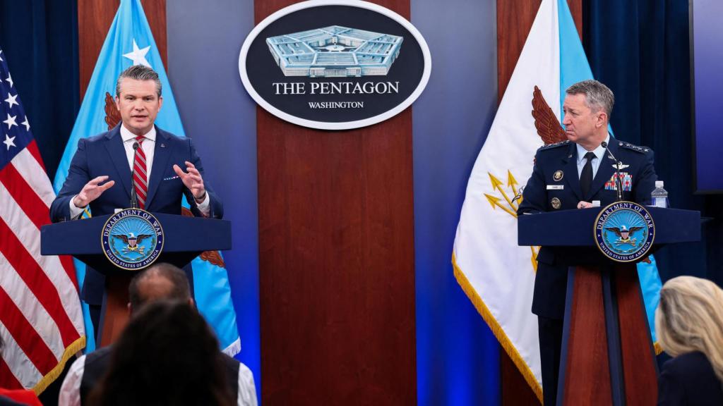 Pete Hegseth y Dan Caine durante la rueda de prensa en el Pentágono.