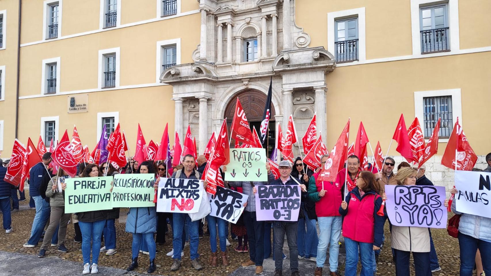 UGT se concentra ante Educación para denunciar las condiciones laborales del personal de las escuelas infantiles