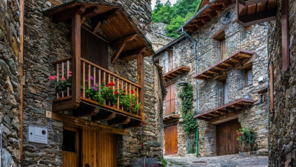 El municipio español de 200 habitantes con un yacimiento prehistórico a 2.235 metros de altitud: ideal para recorrer a pie