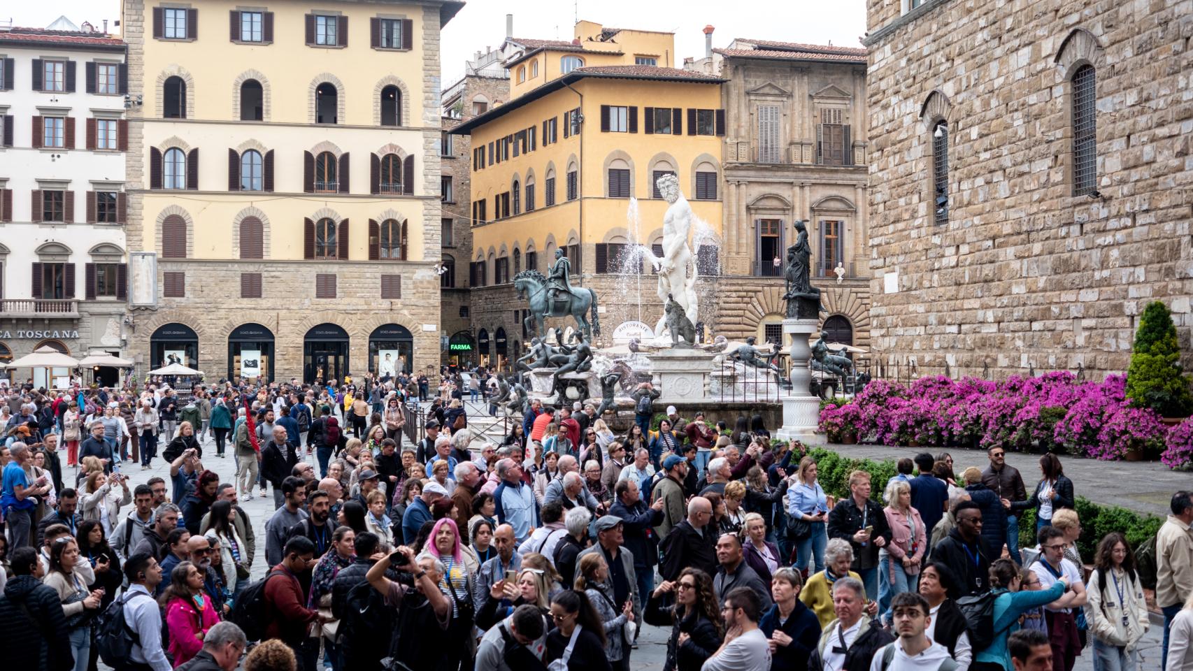 Turistas en la Piazza della Signoria.