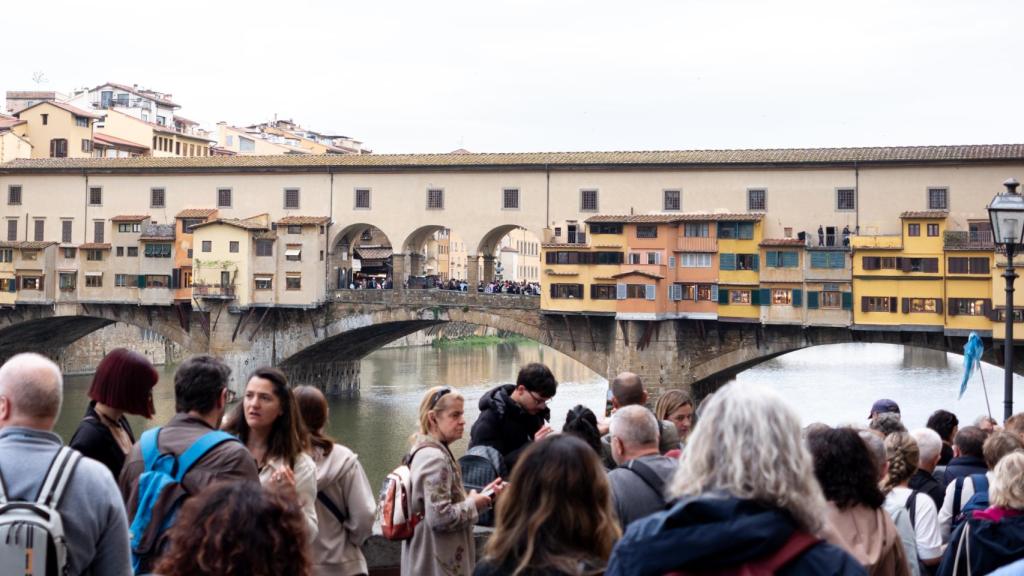 Turistas frente al Ponte Vecchio de Florencia.