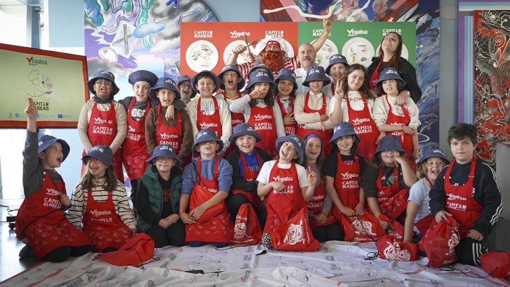 Escolares en la lonja de Fisterra participando en el programa Capitán Mareas
