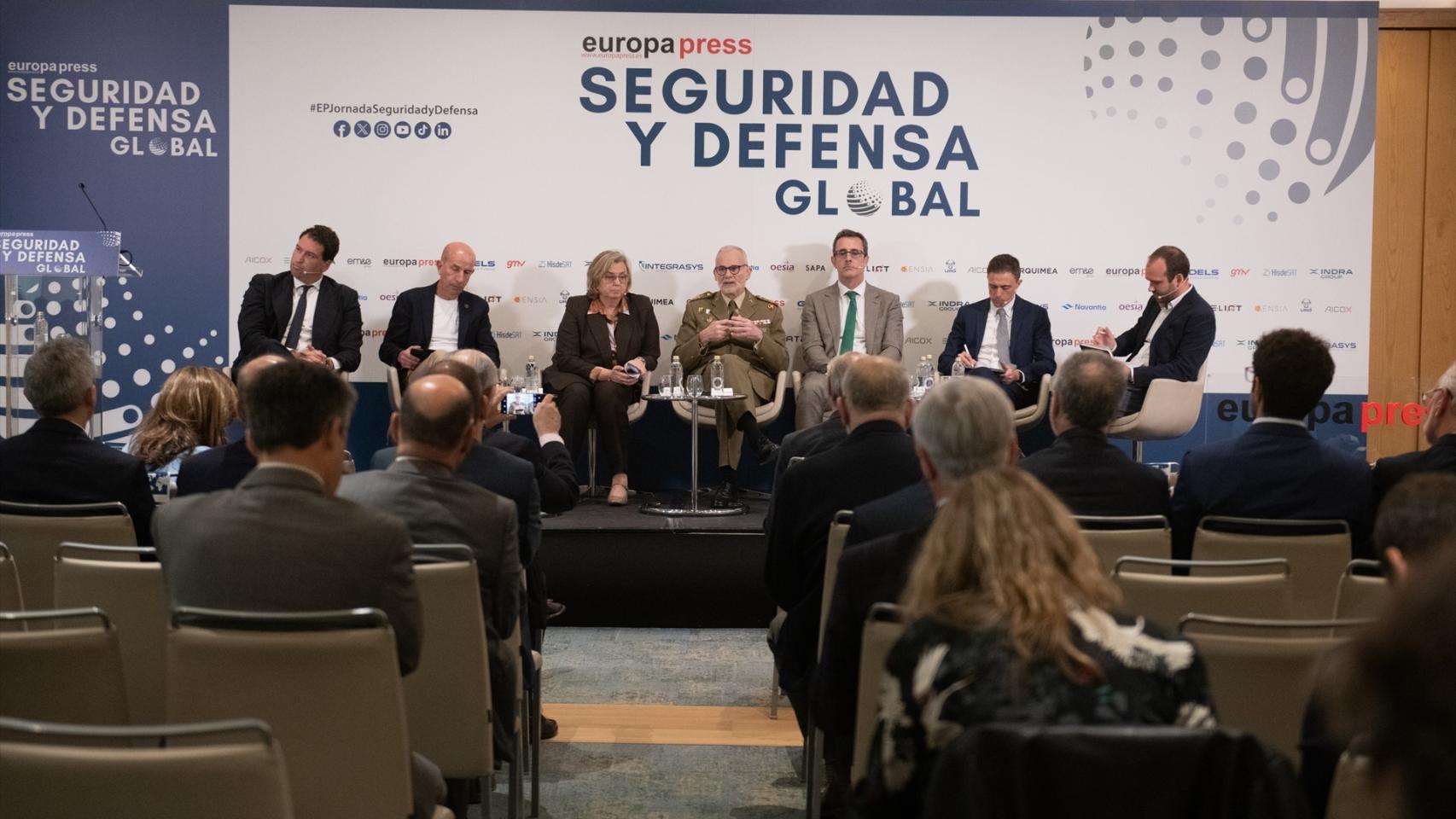 El CEO de INTEGRASYS, Álvaro Sánchez, el CEO de SATELIOT, Jaume Snpera, la CEO de HISDESAT, Ana María Molina, el director general del CESTIC, el Teniente General José María Millán Martínez, y el presidente de ARQUIMEA, Diego Fernández, durante la Jornada Seguridad y Defensa 'Innovación y visión estratégica',