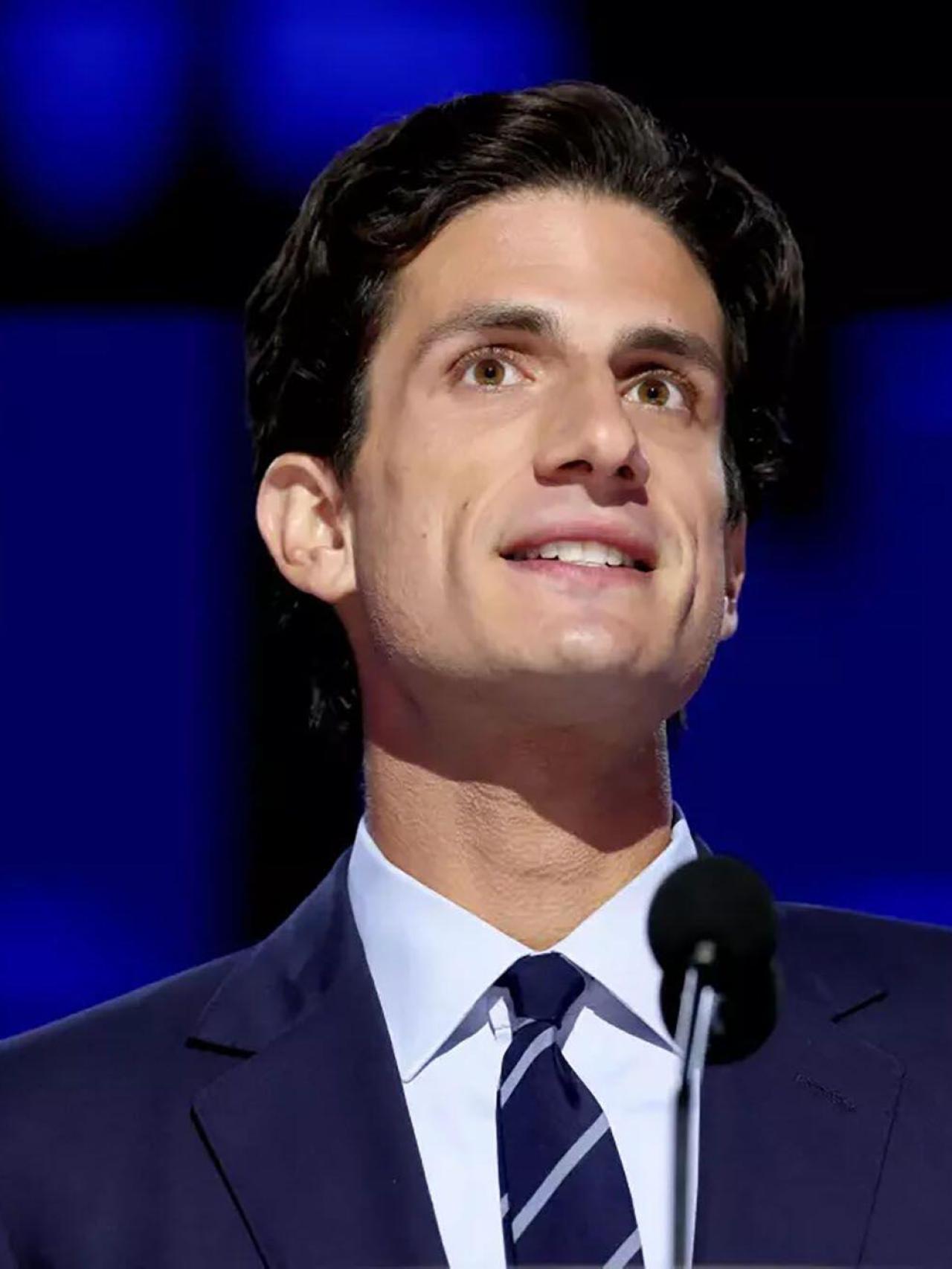 El hijo menor de Caroline durante una convención, en 2025.