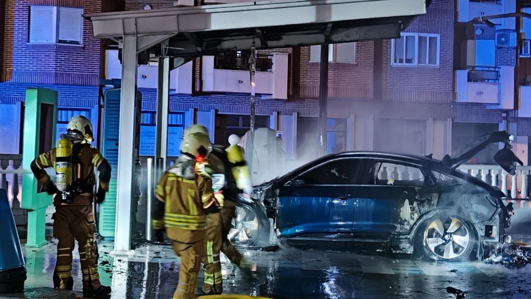 Bomberos del Ayuntamiento de Toledo intervienen en el incendio de un vehículo eléctrico.