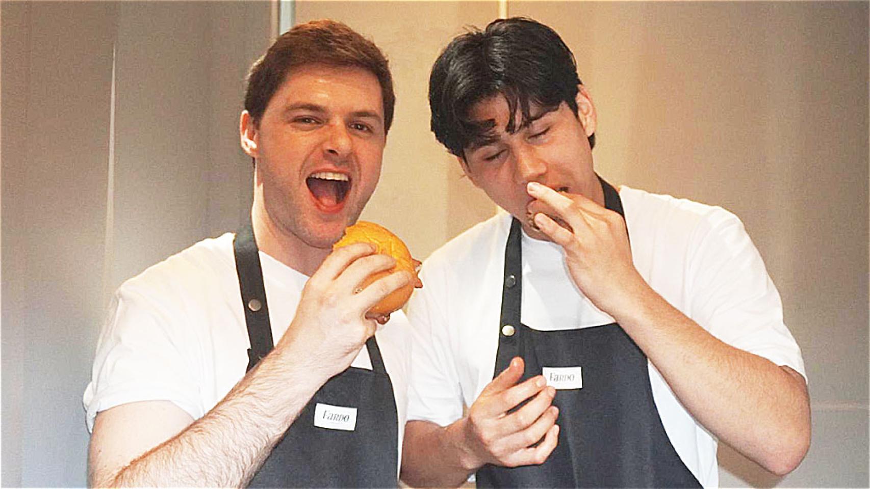 Miguel (izquierda) y Pablo (derecha) con sus hamburguesas.
