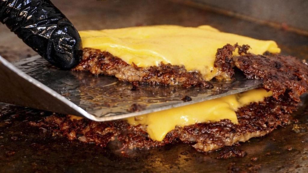 Elaboración de una de sus hamburguesas.