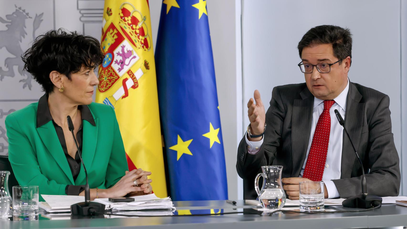 La portavoz del Gobierno y ministra de Inclusión, Seguridad Social y Migraciones, Elma Saiz y el ministro de Transformación Digital, Óscar López.