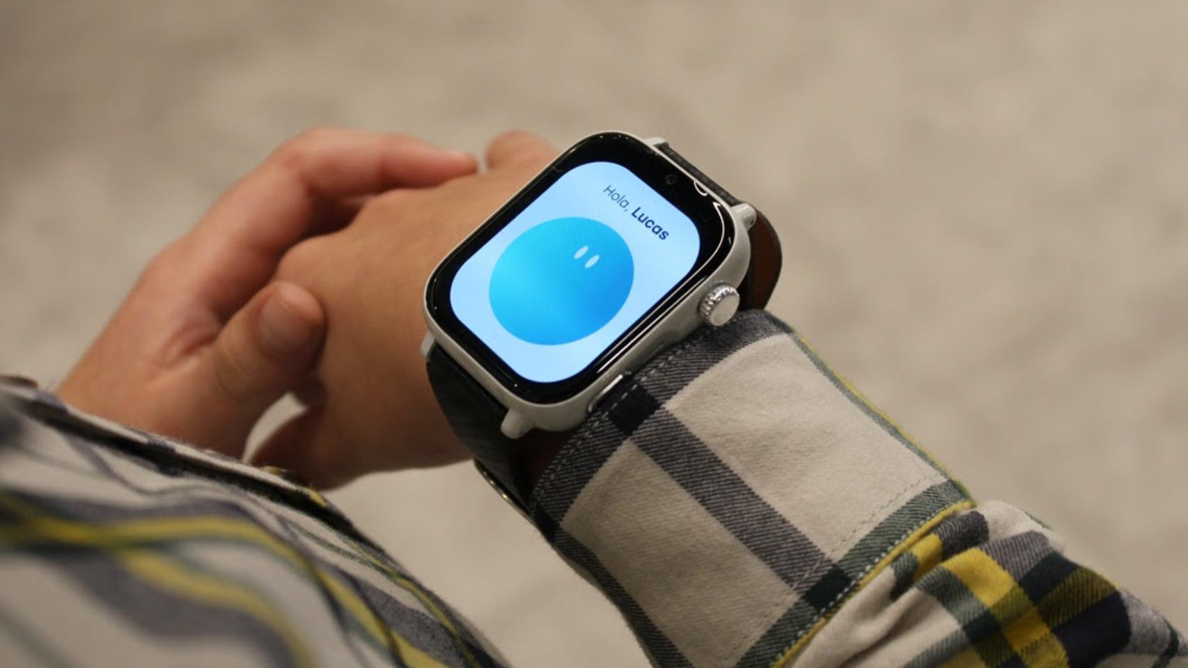 Un niño usando un smartwatch.