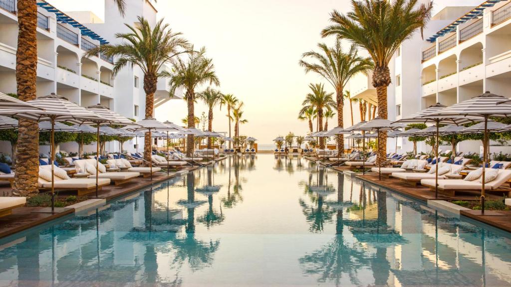 Imagen de la piscina del Mett Marbella Estepona.