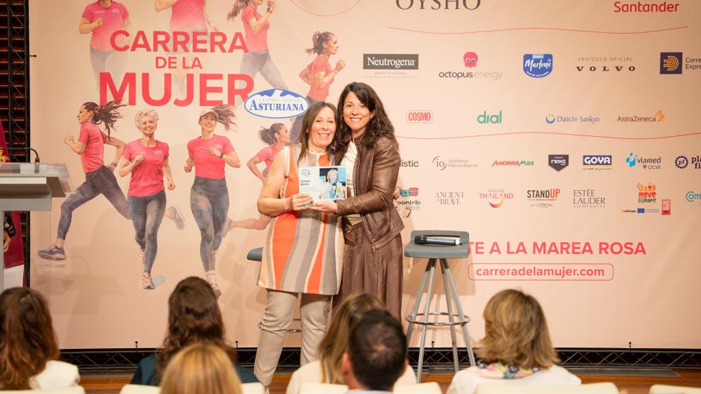 La periodista Carmen Benito recibe un reconocimiento.