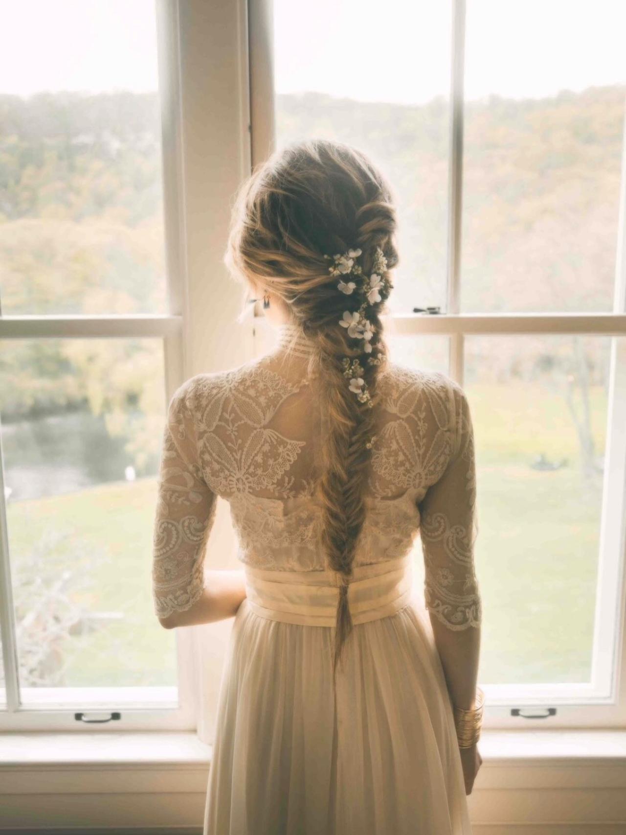 Trenza de púas adornada con flores de Alejandra Silva.