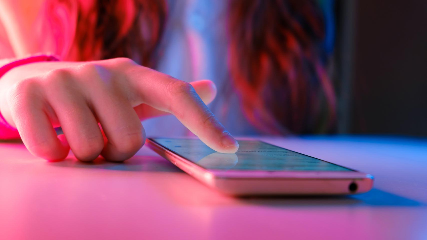 APRAMP indica que más del 60% de los menores ha sido conectado por desconocidos en entornos digitales.