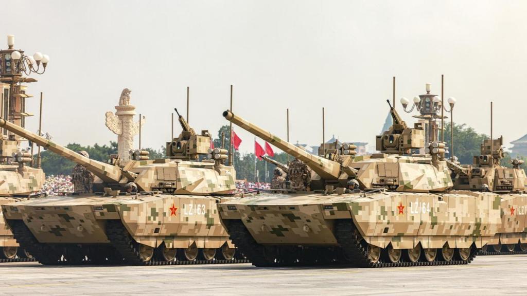 Tanque chinos Type 100 durante un desfile militar