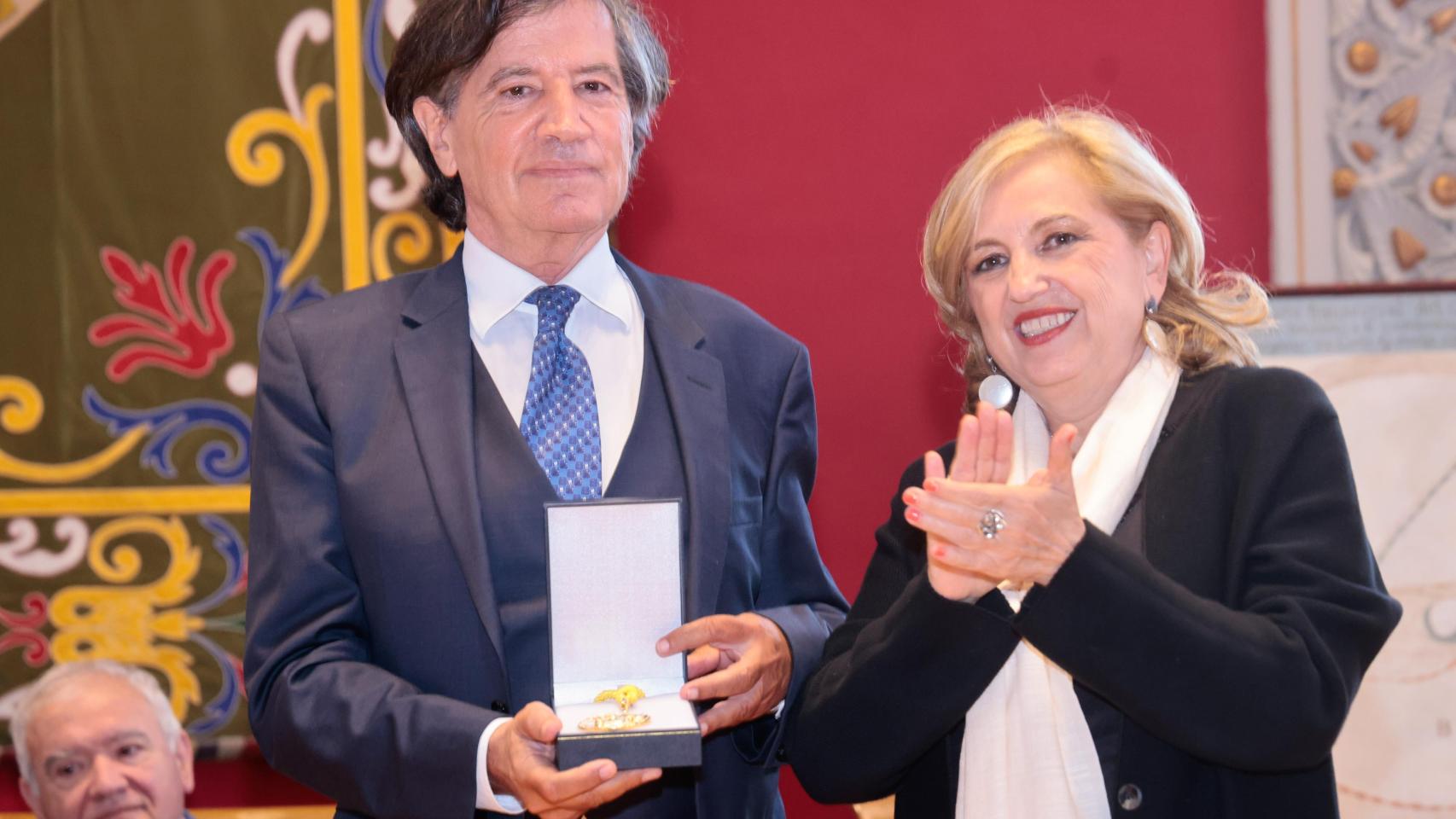 López Otín recibe la Medalla de Oro Cajal y aplaude la rectora Rosa Bolea