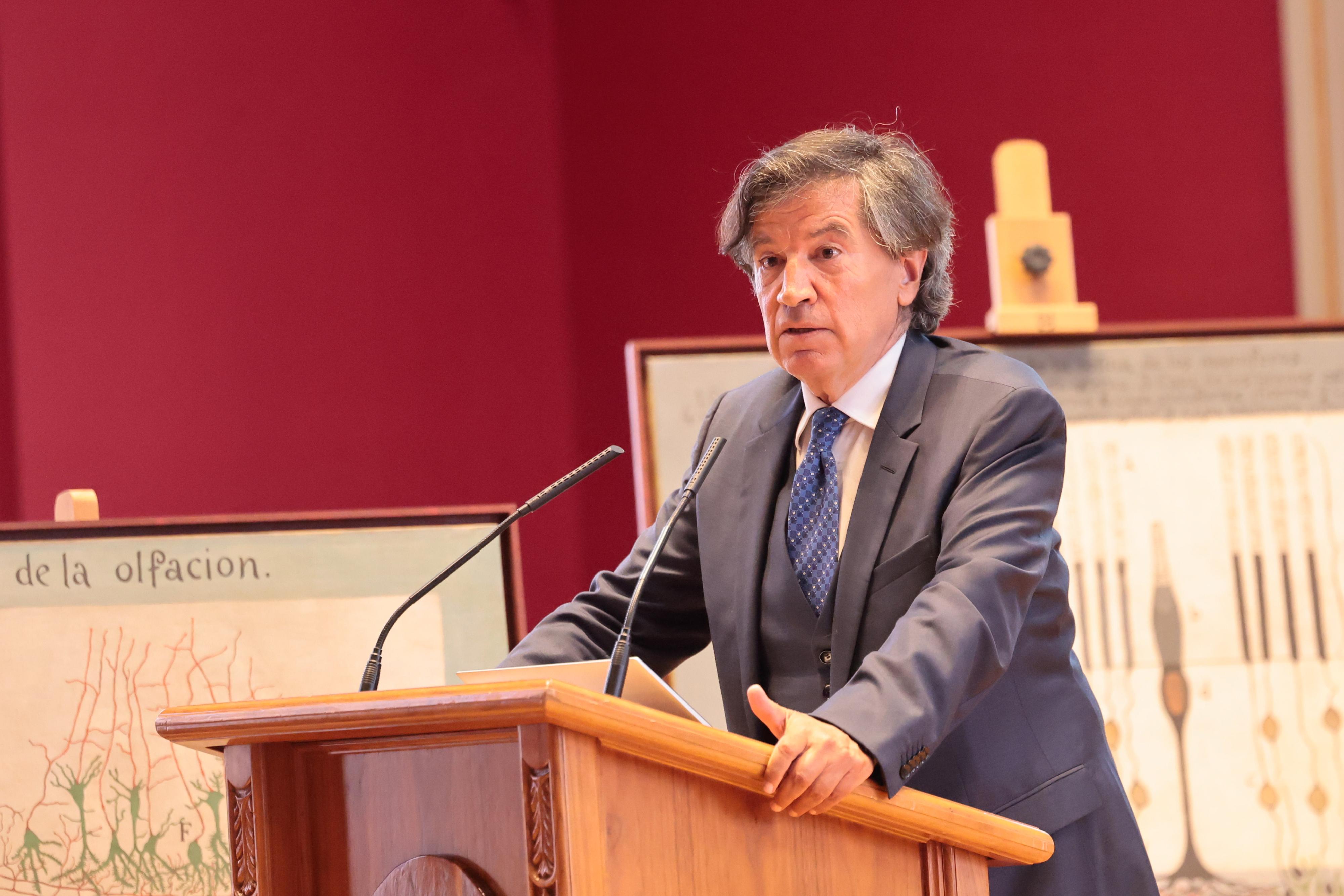 Carlos López Otín en el acto.
