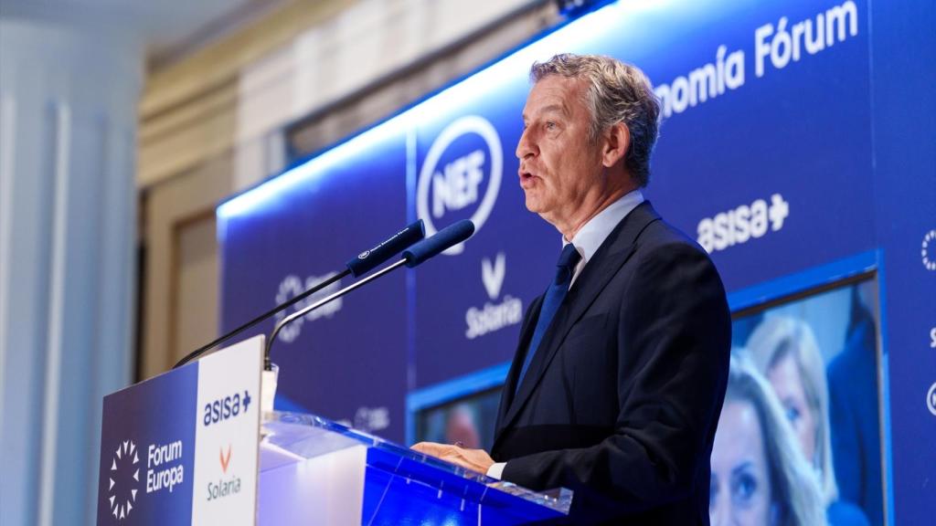 El presidente del Partido Popular, Alberto Núñez Feijóo, interviene durante un desayuno informativo organizado por Nueva Economía Fórum, en el Four Seasons Hotel Madrid, a 5 de mayo de 2026.