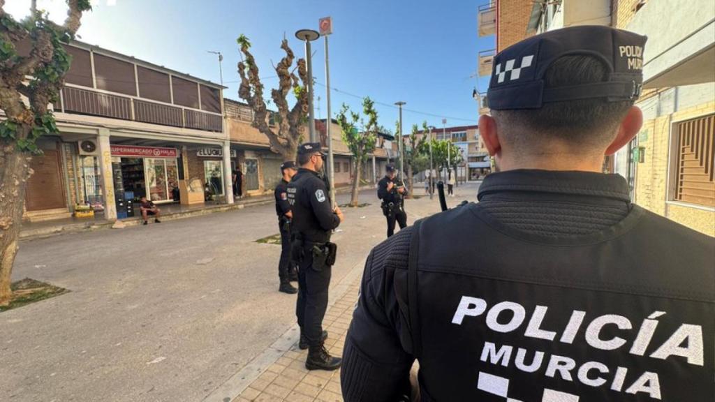 Unos agentes de la Policía Local de Murcia en el Barrio de Los Rosales en El Palmar.