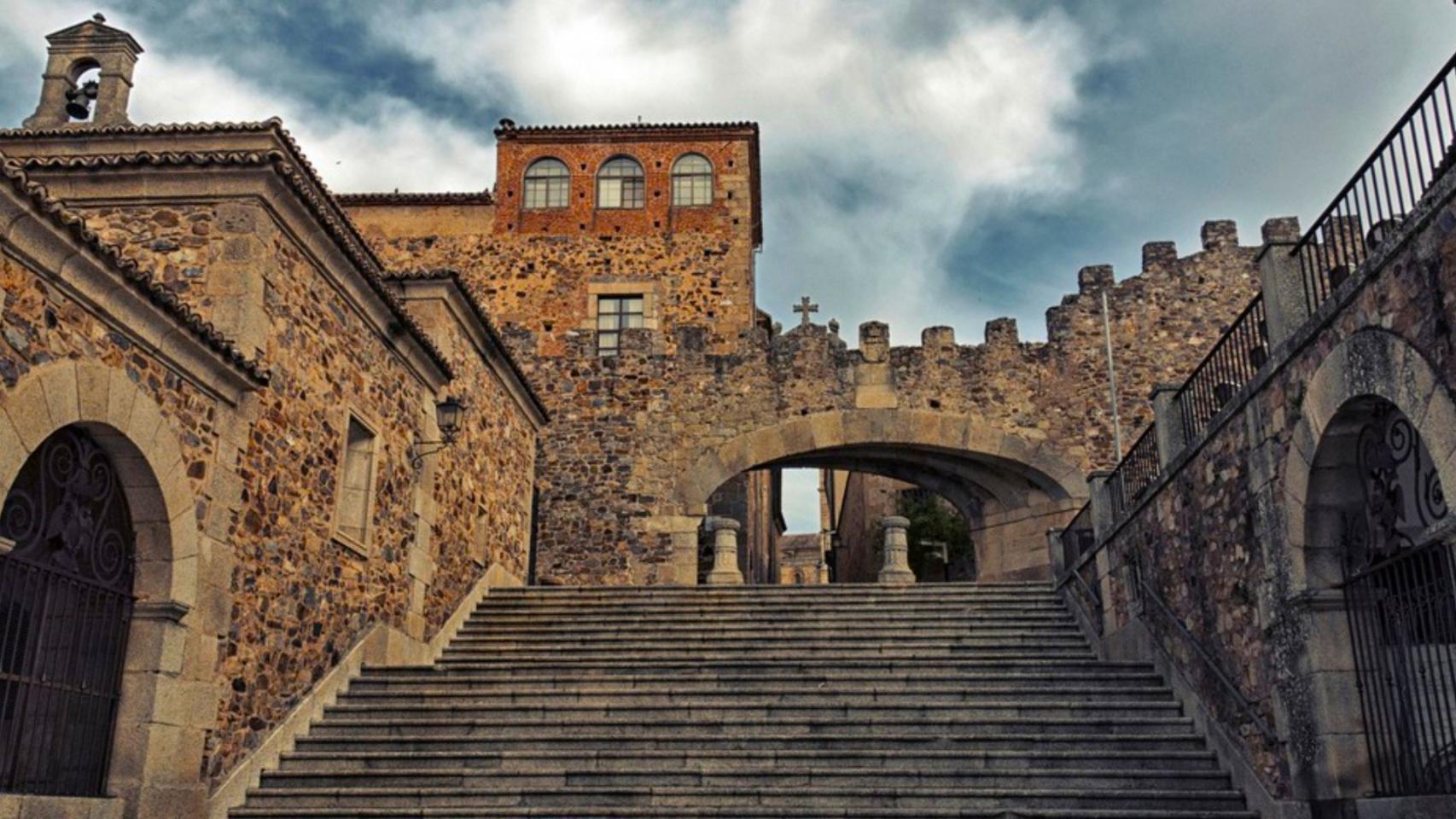 Parece Desembarco del Rey, pero es España: la ciudad Patrimonio de la Humanidad con palacios del siglo XV y ambiente medieval