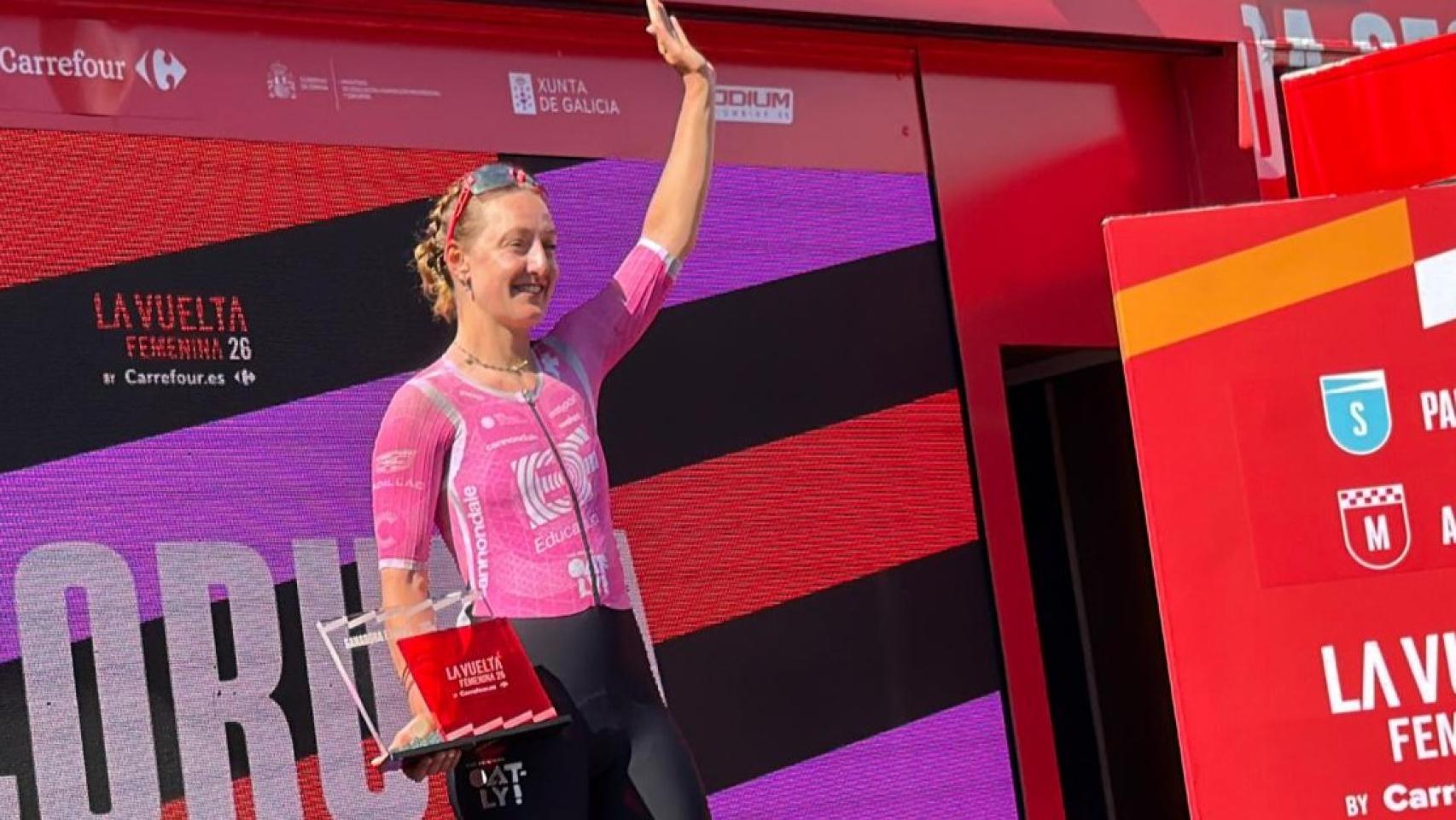 La ganadora recibiendo el trofeo.