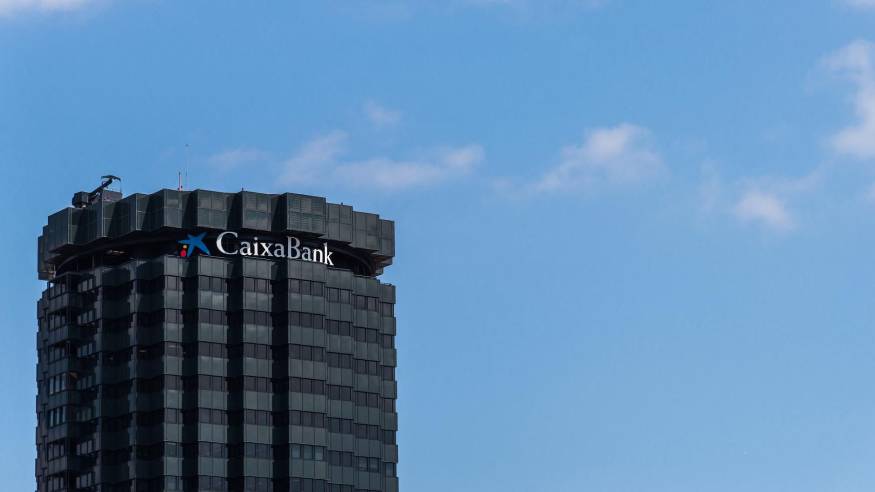 Edificio con carteles del banco CaixaBank.