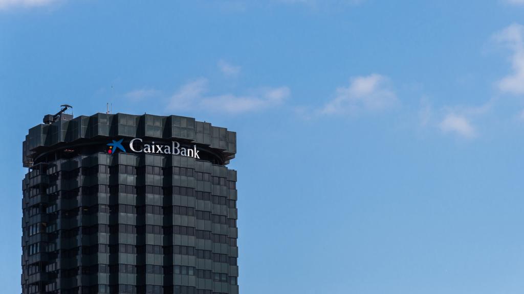 Edificio con carteles del banco CaixaBank.