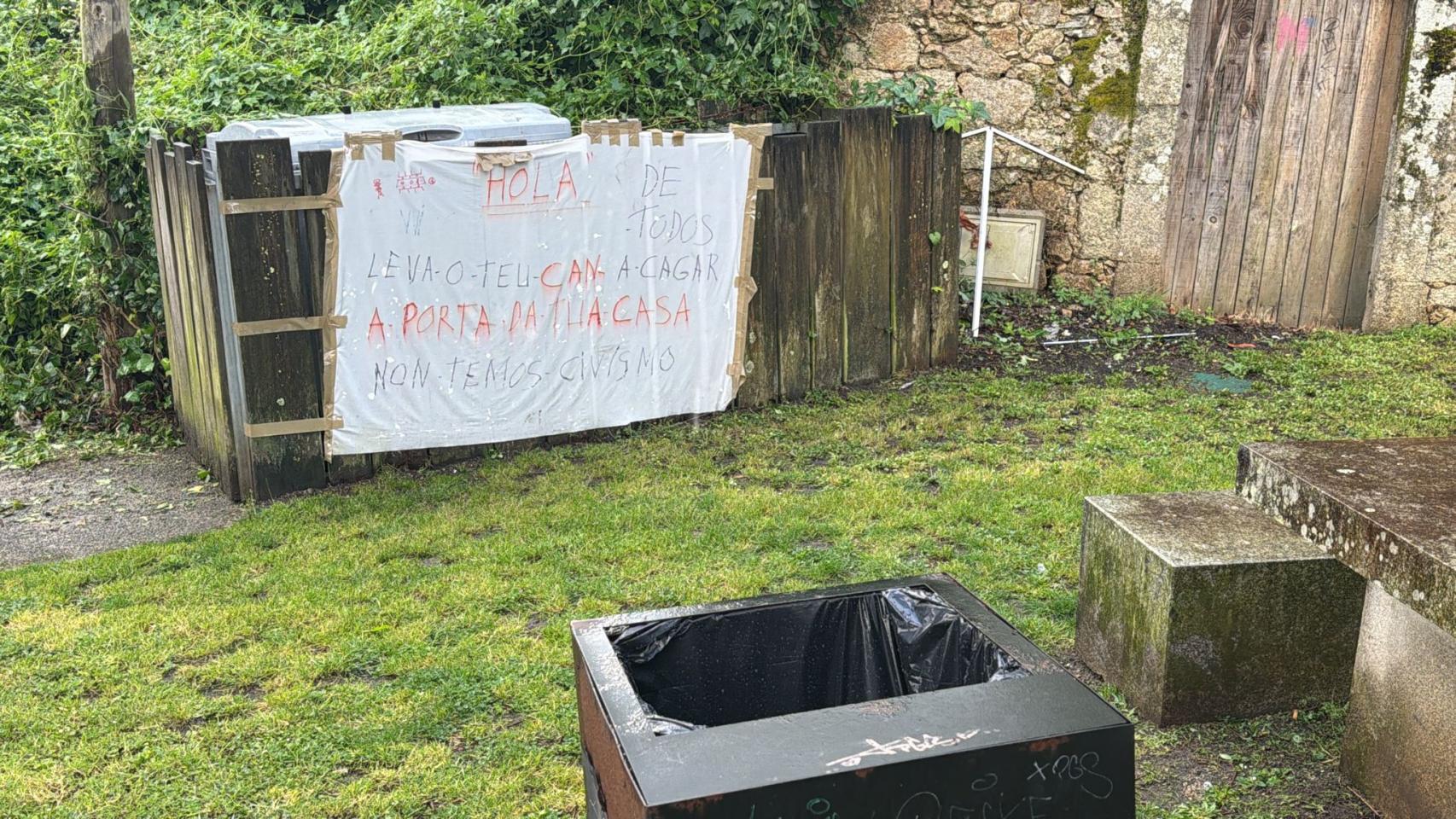 Pancarta en un huerto urbano de Vilaboa