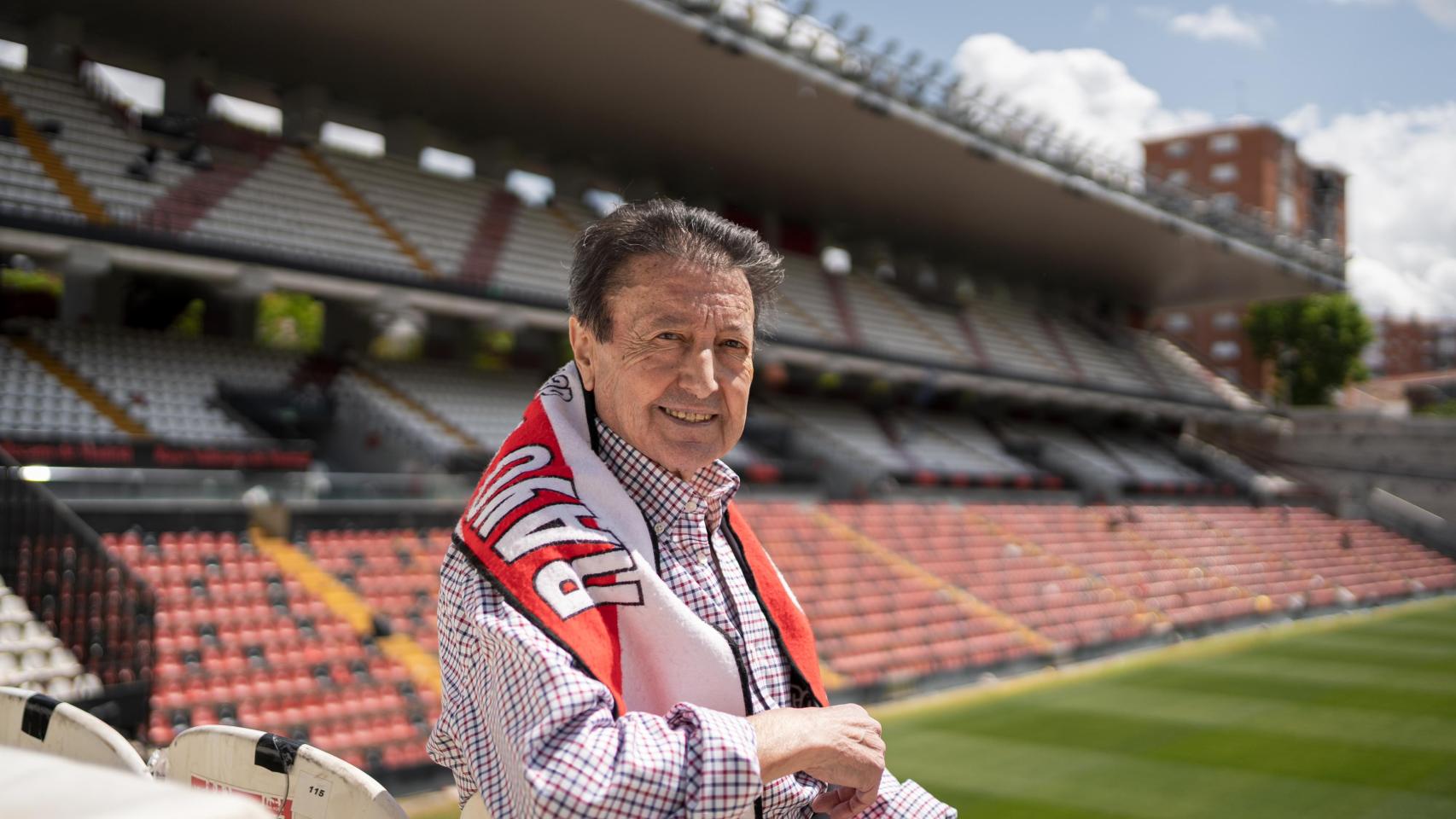 Rafael García-Navas posando en el Estadio de Vallecas 
