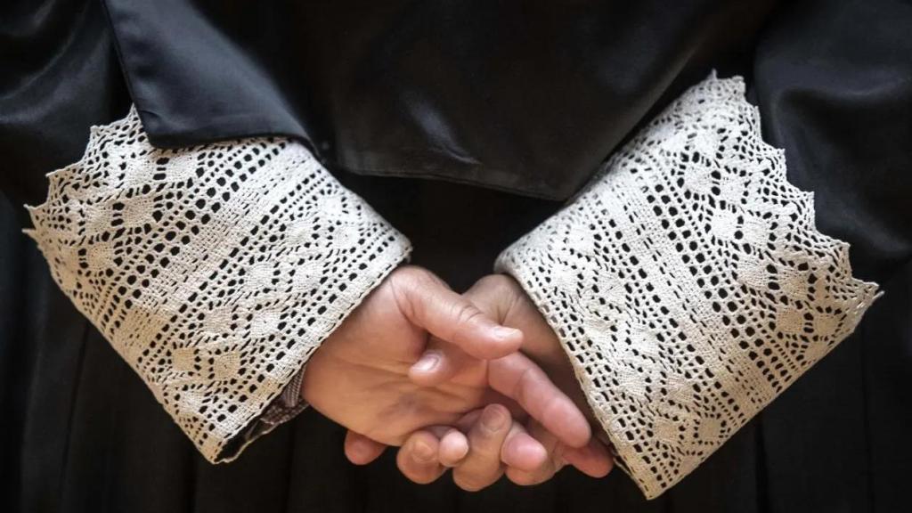 Detalle de la toga de un magistrado.