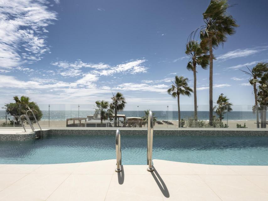 Habitación del Mett con una piscina privada con vistas al mar.