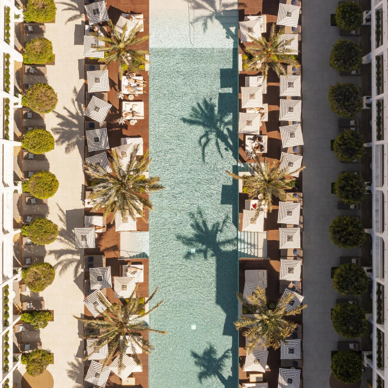 La icónica piscina del Mett de 52 metros de largo.