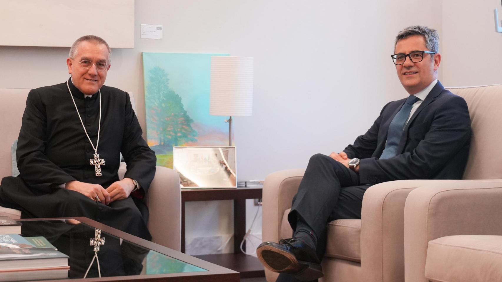 El ministro de Presidencia, Félix Bolaños, este lunes en La Moncloa con el nuncio apostólico, Piero Pioppo, preparando la visita de Leon XIV.