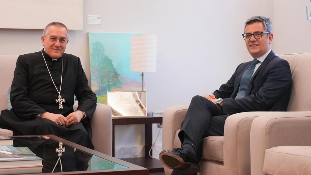 El ministro de Presidencia, Félix Bolaños, este lunes en La Moncloa con el nuncio apostólico, Piero Pioppo, preparando la visita de Leon XIV.