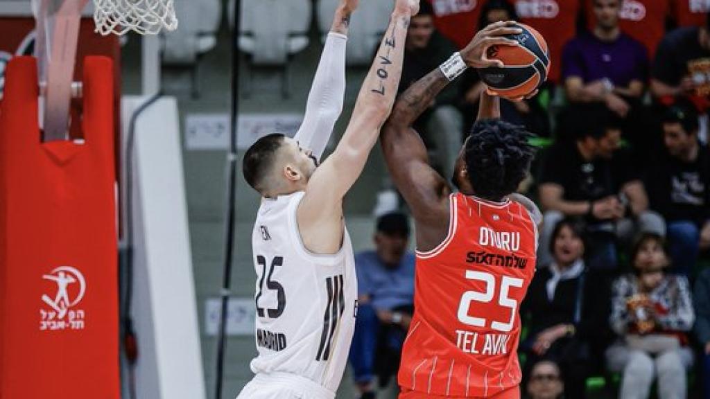 Oturu, del Hapoel, trata de anotar ante Len, del Real Madrid.