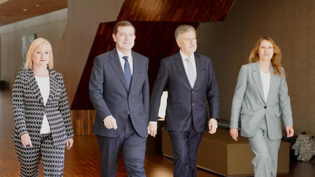 El presidente de la Junta, Alfonso Fernández Mañueco, Junto al presidente de las Cortes, Francisco Vázquez, la secretaria primera de las Cortes, Rocío Lucas, y la portavoz del Grupo Parlamentario, Leticia García, durante la sesión constitutiva de las Cortes de Castilla y León de la XII Legislatura. 