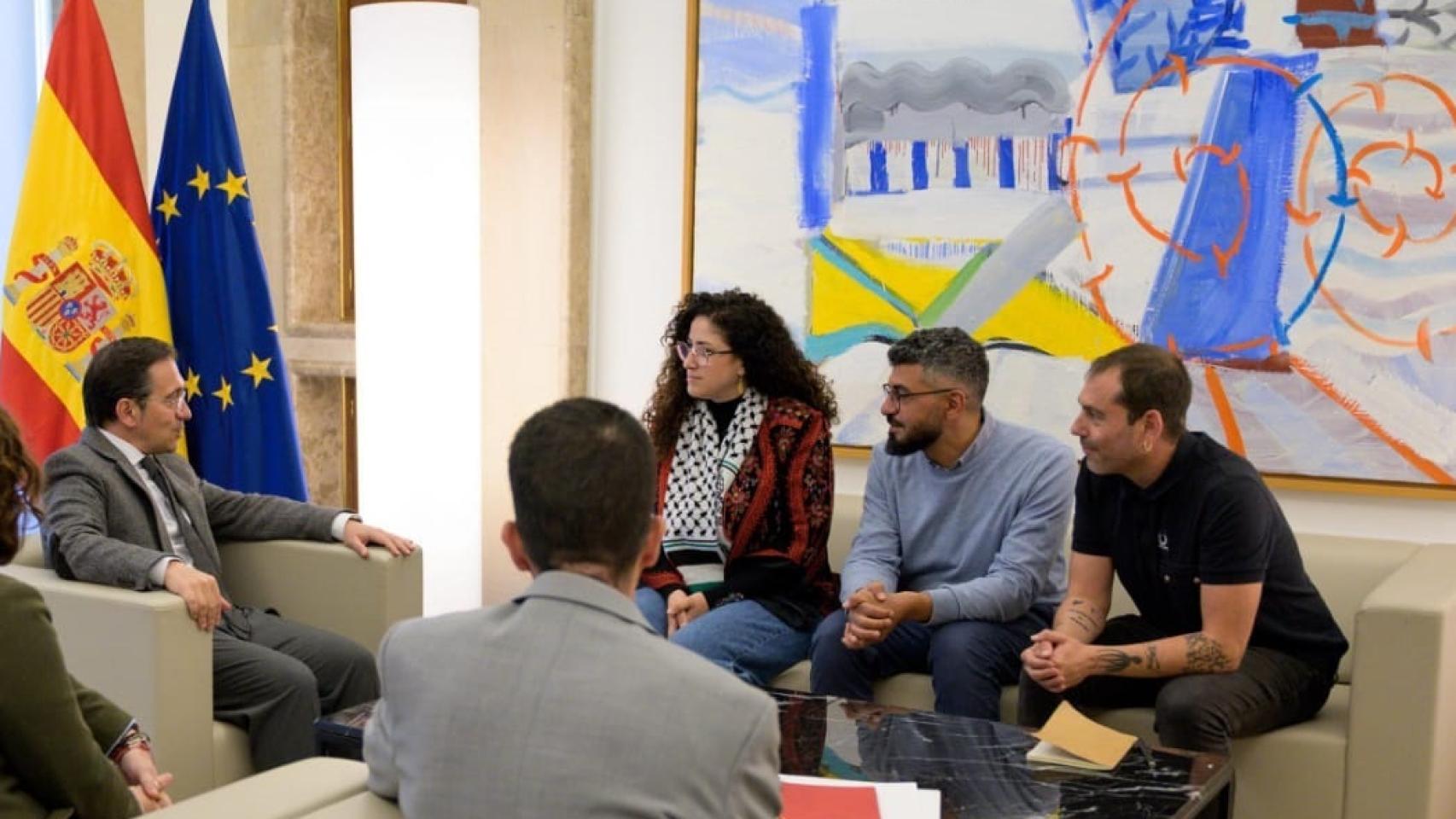 Albares, este martes en el Ministerio con Sally Issa, pareja de Saif Abukeshek, el activista hispano-palestino que participaba en la flotilla, y otros familiares.