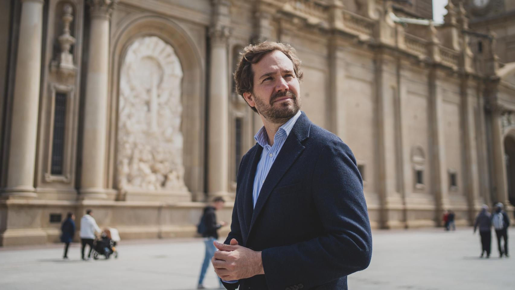 Francisco de Borja Giménez Larraz, diputado del Partido Popular en el Parlamento Europeo, posa delante de la Catedral-Basílica de Nuestra Señora del Pilar, en Zaragoza.
