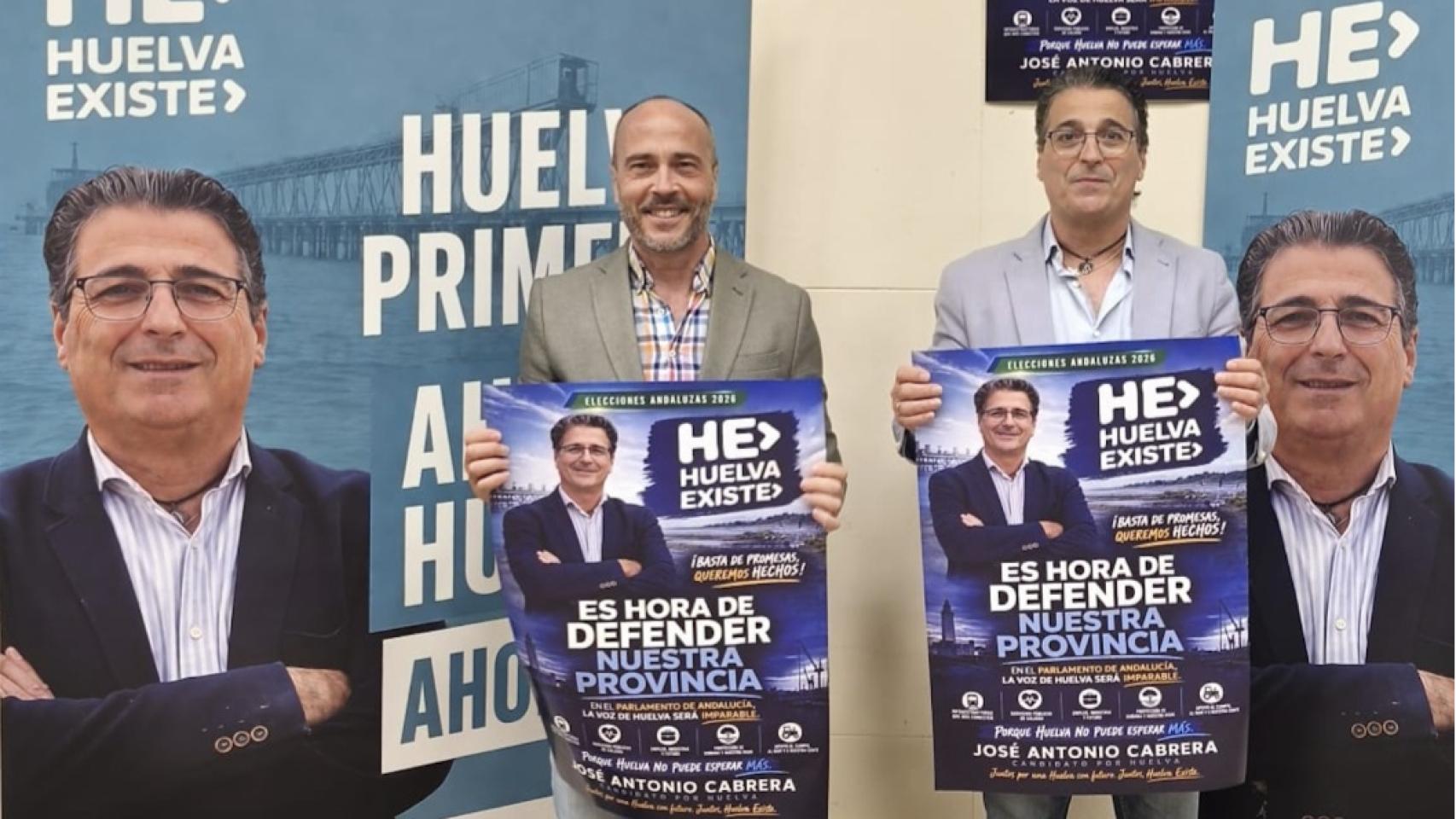 José Antonio Cabrera, junto a Rafael Gavilán (izquierda), inauguran la campaña del partido. 