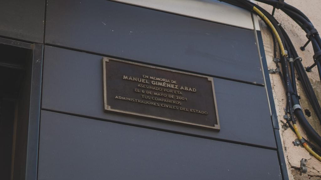 Placa en la calle Cortes de Aragón de Zaragoza que recuerda el asesinato de Manuel Giménez Abad el 6 de mayo de 2001, colocada en el mismo punto donde ETA acabó con su vida.