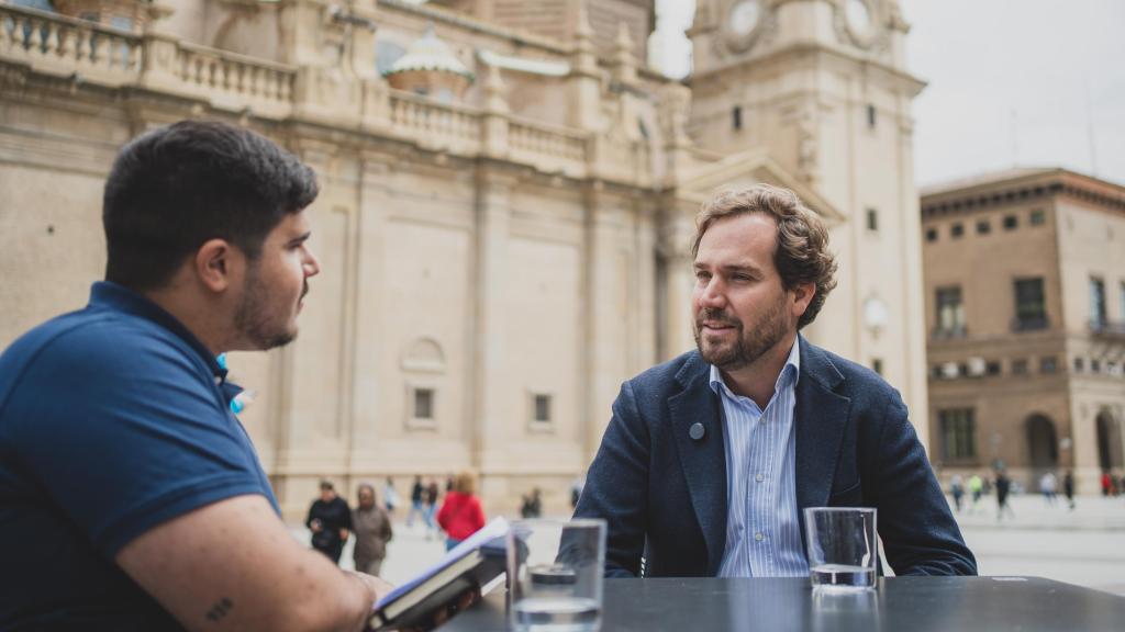 Borja Giménez conversa con EL ESPAÑOL en la plaza del Pilar, en Zaragoza, durante la entrevista por el 25 aniversario del asesinato de su padre.