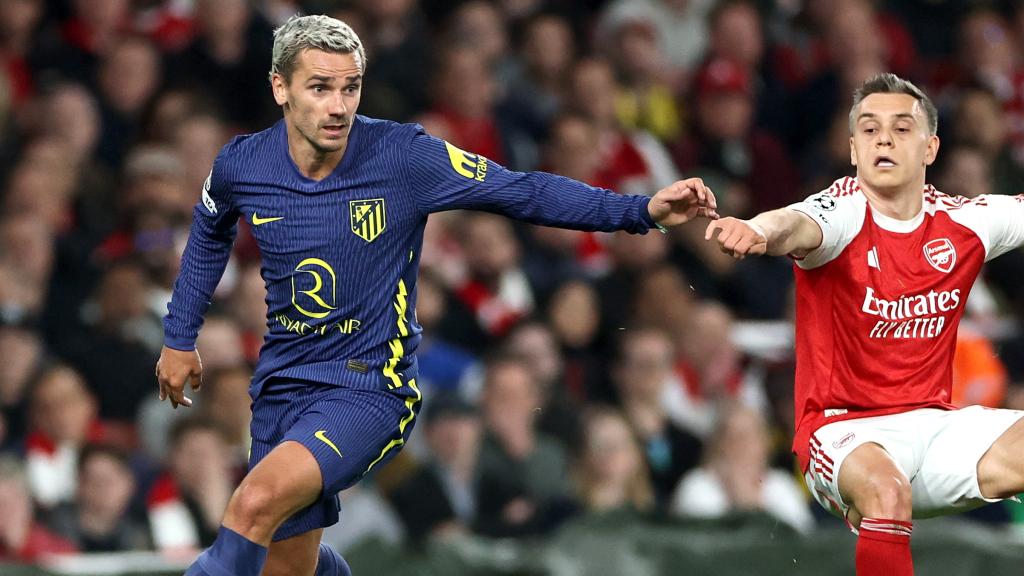 Griezmann conduce el balón presionado por Trossard.