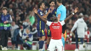 Saka celebra su clasificación para la final de la Champions y los jugadores del Atlético se quejan ante el árbitro.