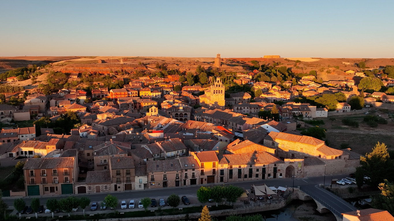 Vista aérea de la Plaza de Armas de la ciudad medieval de Ayllon en la provincia de Segovia, Castilla y León