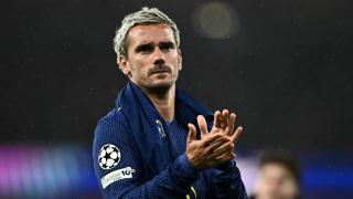 Antoine Griezmann se despide de la afición del Atlético de Madrid tras caer eliminado ante el Arsenal.