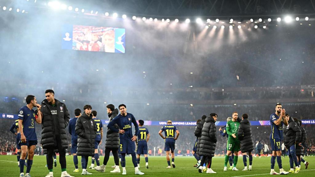 Los jugadores del Atlético de Madrid agradecen el apoyo a la afición desplazada a Londres.