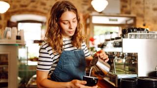 Una camarera prepara un café