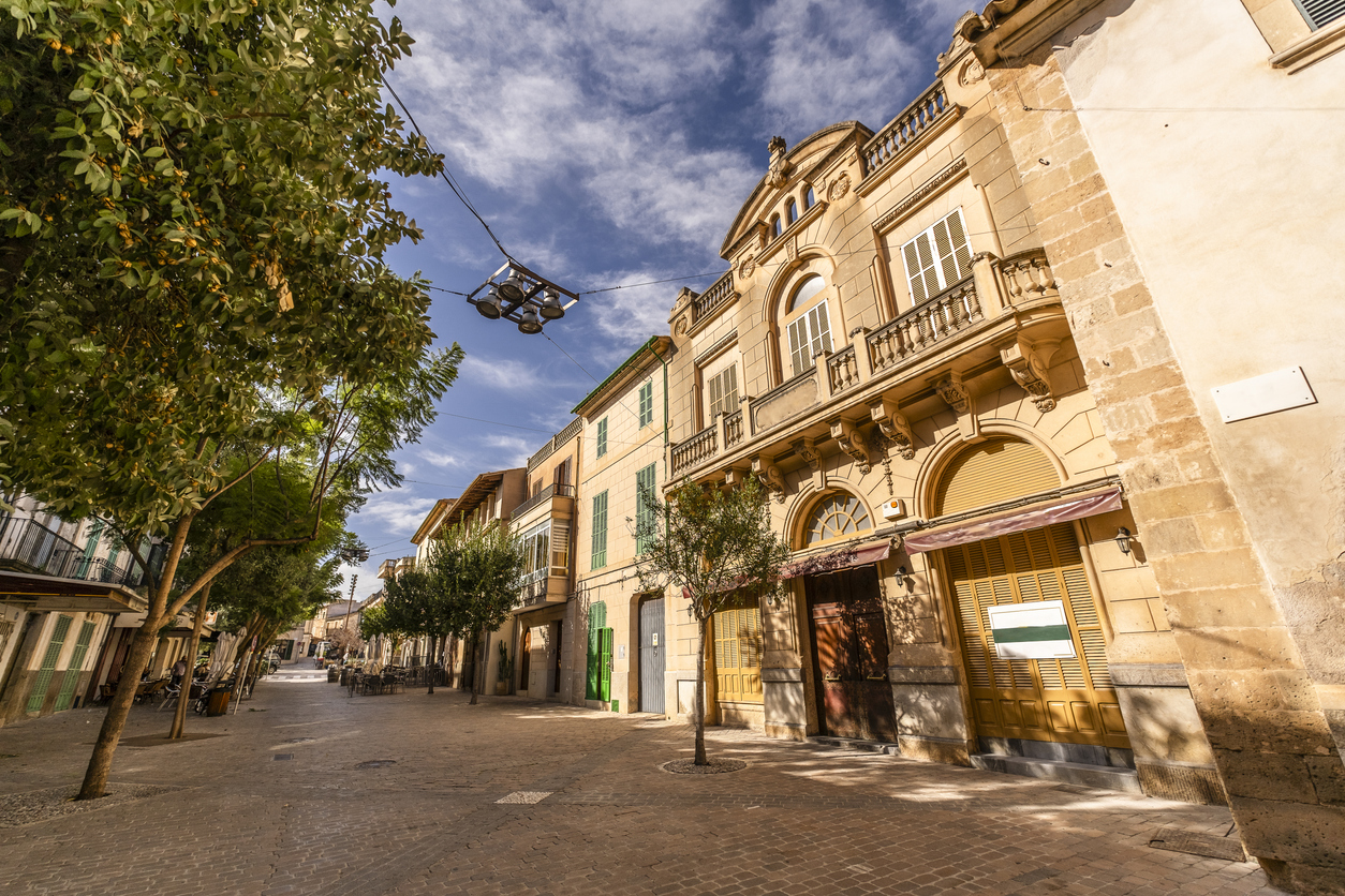Encantadora foto de la calle en Porreres, España